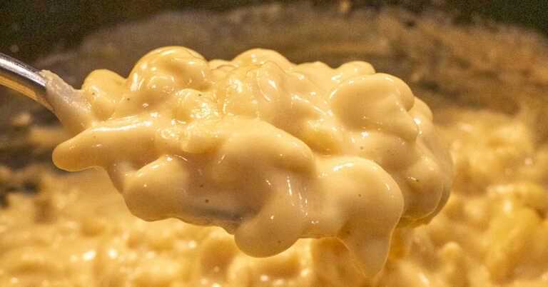 Creamy Slow Cooker Macaroni and Cheese